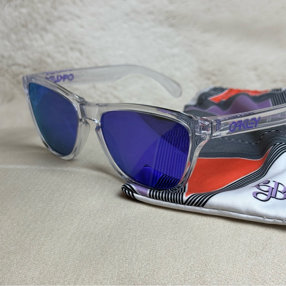 Oakley Frogskins 9006 with Violet Iridium Lenses - Picture 7 of 11